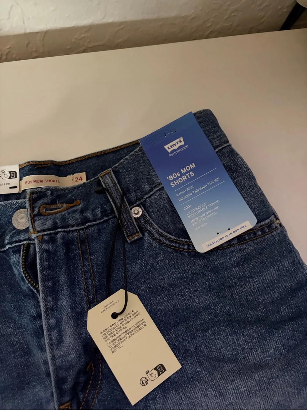 NWT Levis 80s Mom Lightweight Women's Shorts - Picture 3 of 5